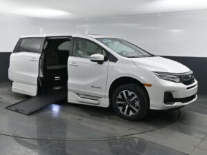 White Honda Odyssey with BraunAbility Side Entry Automatic In Floor conversion