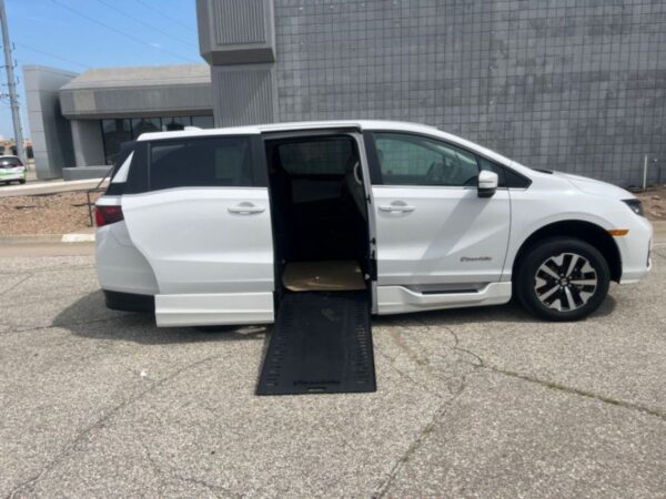 White Honda Odyssey with BraunAbility Side Entry Automatic In Floor conversion