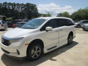 White Honda Odyssey with Vantage Mobility Side Entry Automatic In Floor conversion