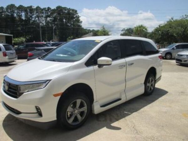 White Honda Odyssey with Vantage Mobility Side Entry Automatic In Floor conversion