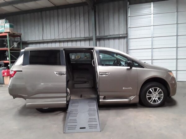 Honda Odyssey with BraunAbility Side Entry Automatic Fold Out conversion