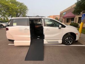 White Honda Odyssey with Vantage Mobility Side Entry Automatic In Floor conversion
