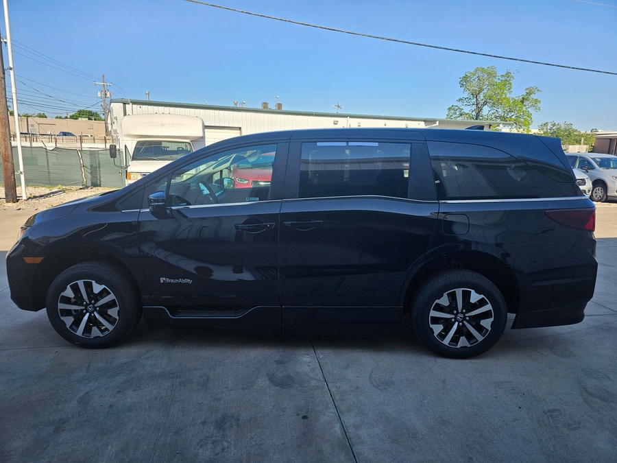 Black Honda Odyssey with BraunAbility Side Entry Automatic In Floor conversion