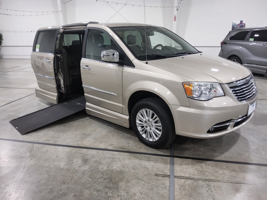 Chrysler Town and Country with Vantage Mobility Side Entry Automatic In Floor conversion