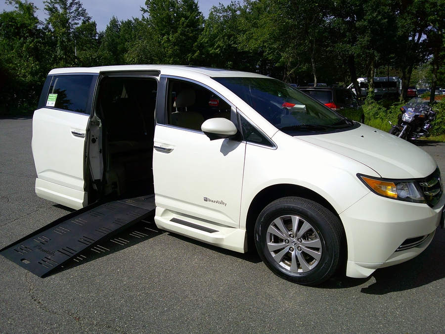 White Honda Odyssey with BraunAbility Side Entry Automatic Fold Out conversion